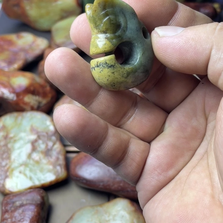 颈饰未镶嵌岫岩老玉（透闪石质玉）