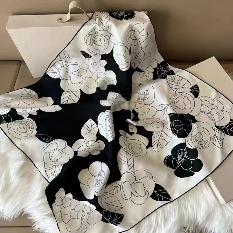 P9 【黑白山茶花】  棉麻65*65精致小方巾