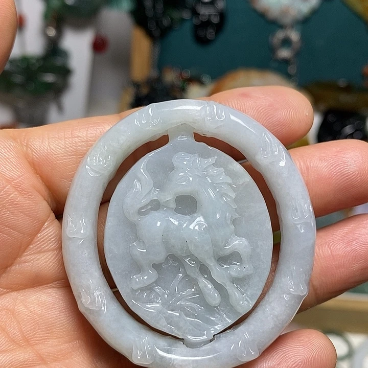 翡翠未镶嵌吊坠(赠链)