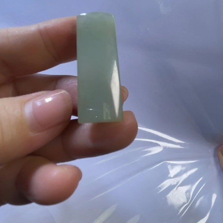 翡翠未镶嵌颈饰无事牌