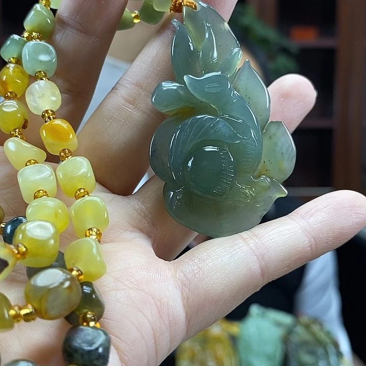 蛇纹石玉未镶嵌颈饰