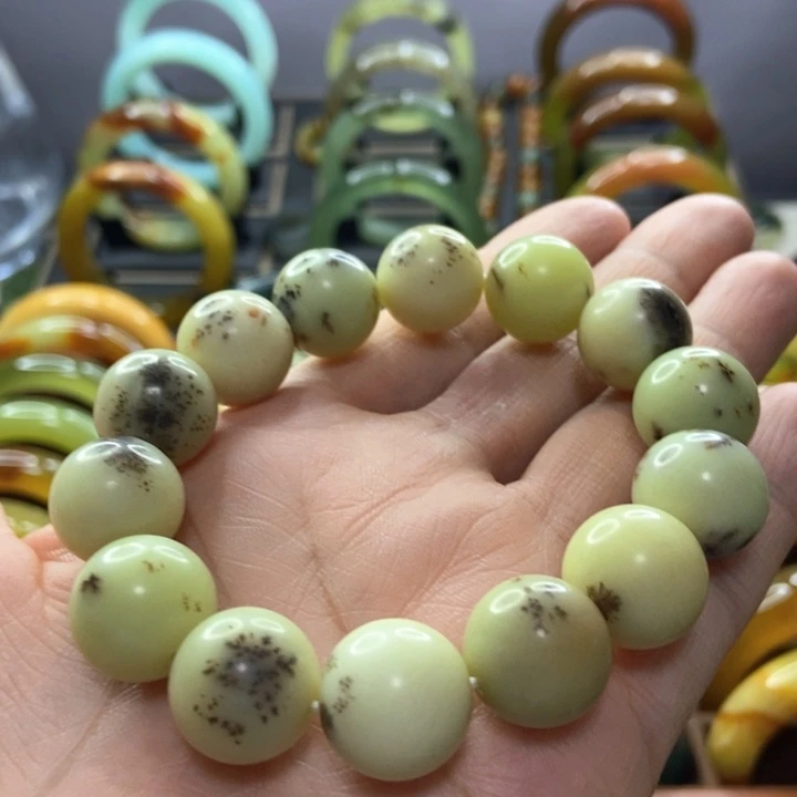 蛇纹石玉手镯未镶嵌