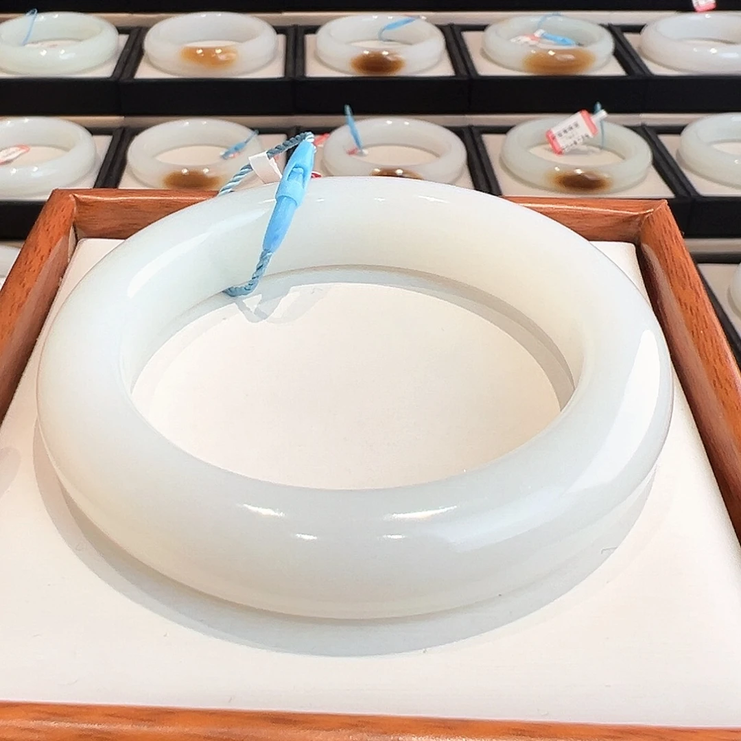 蔷***薇和田玉未镶嵌手镯