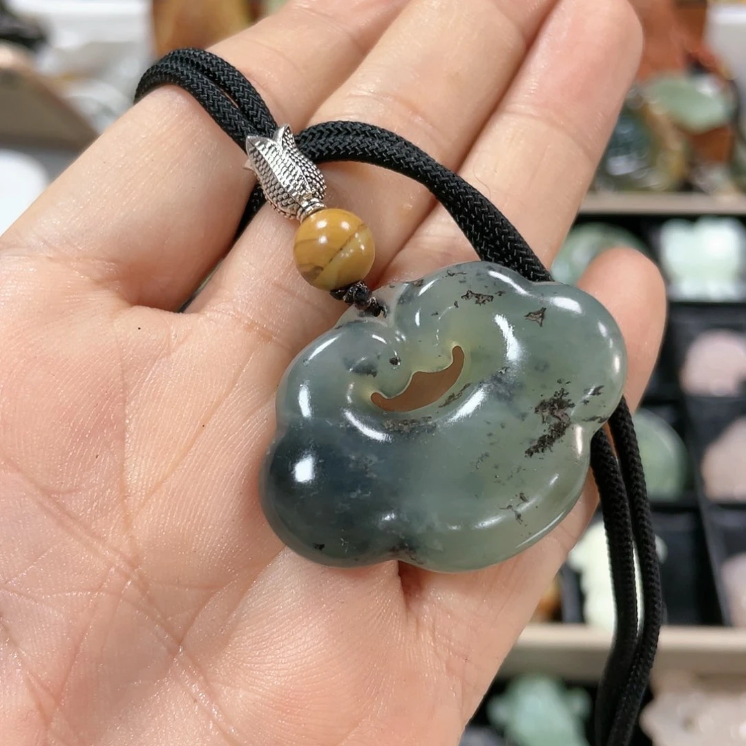 蛇纹石玉颈饰合金