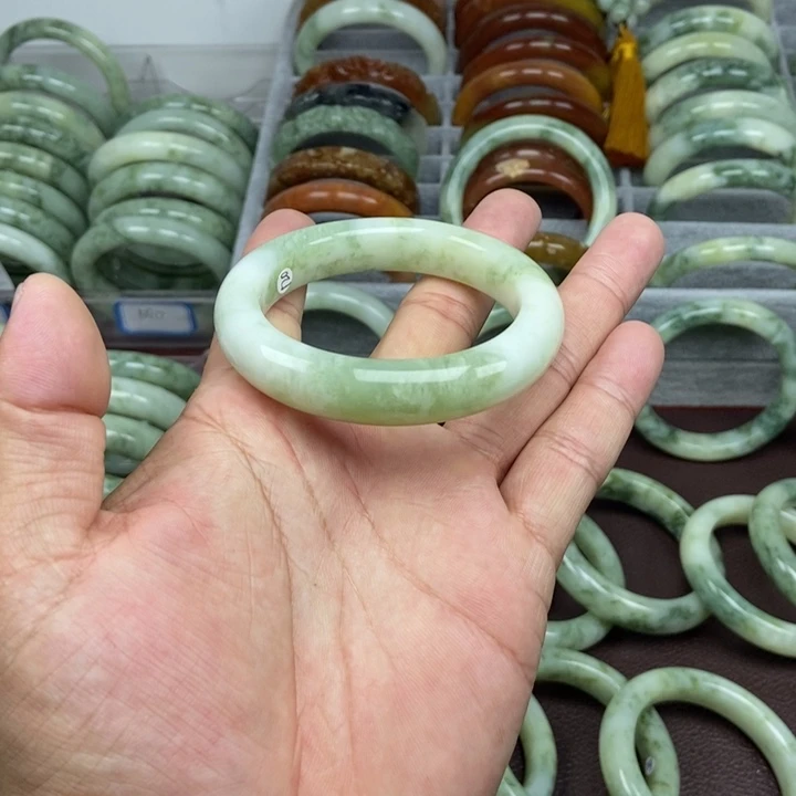 蛇纹石玉手镯未镶嵌箬*