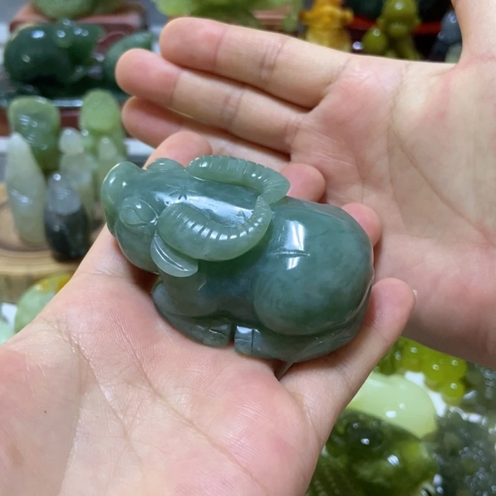 【闪购商品】蛇纹石玉把件未镶嵌月*