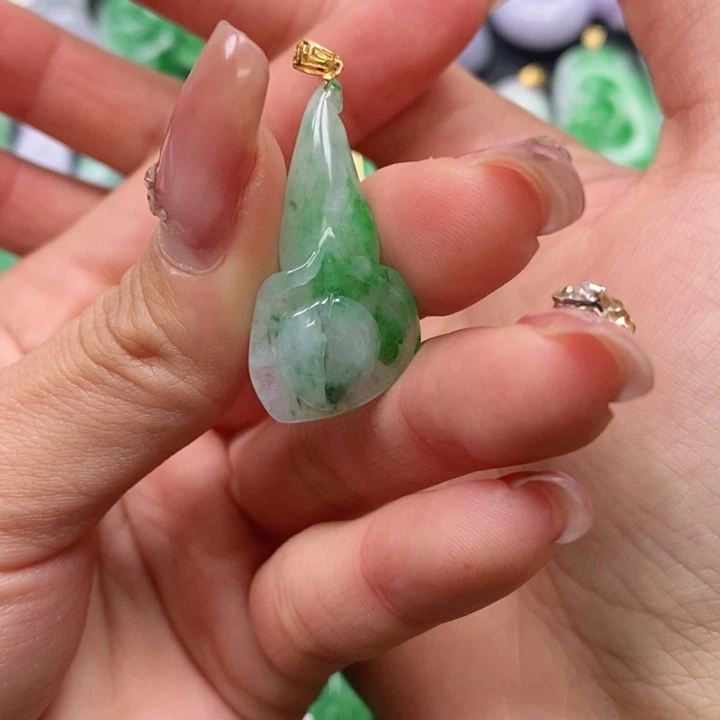 翡翠颈饰未镶嵌吊坠