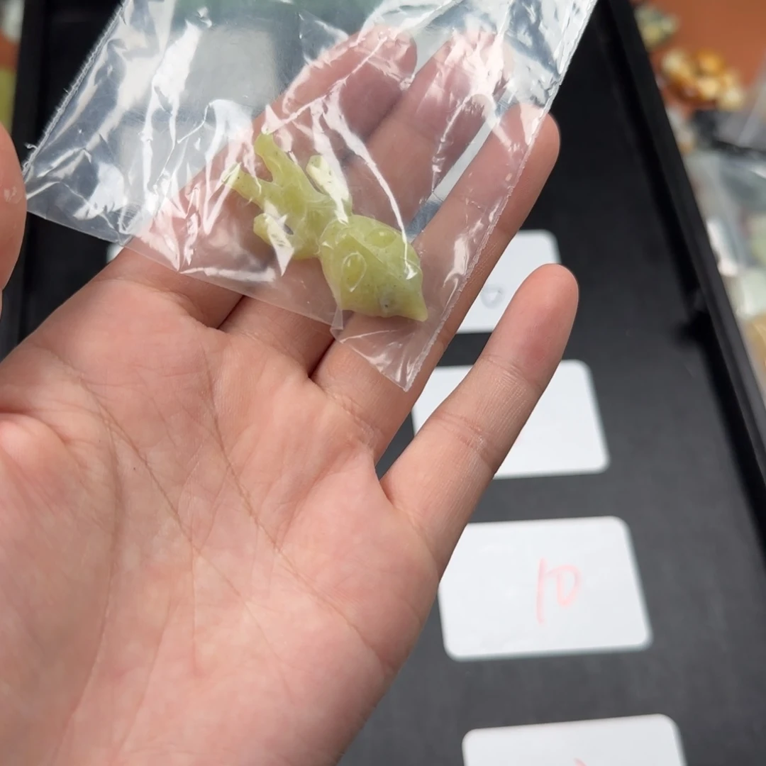 O***¥蛇纹石玉未镶嵌颈饰奥特曼