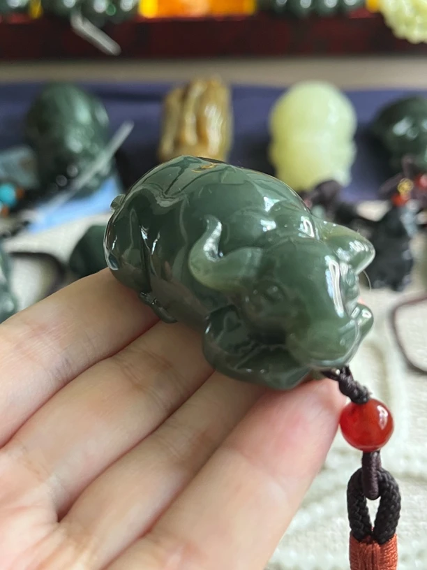 手工雕刻牛牛摆件玉石十二生肖把玩雕塑手把件精美创意