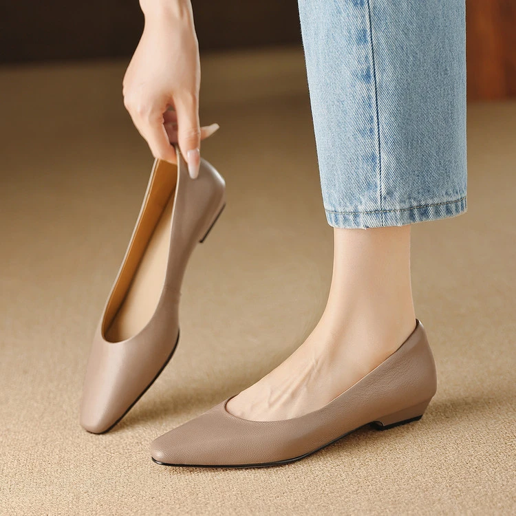 新款软皮方头浅口低跟单鞋女百搭舒适真皮奶奶鞋通勤低跟工鞋