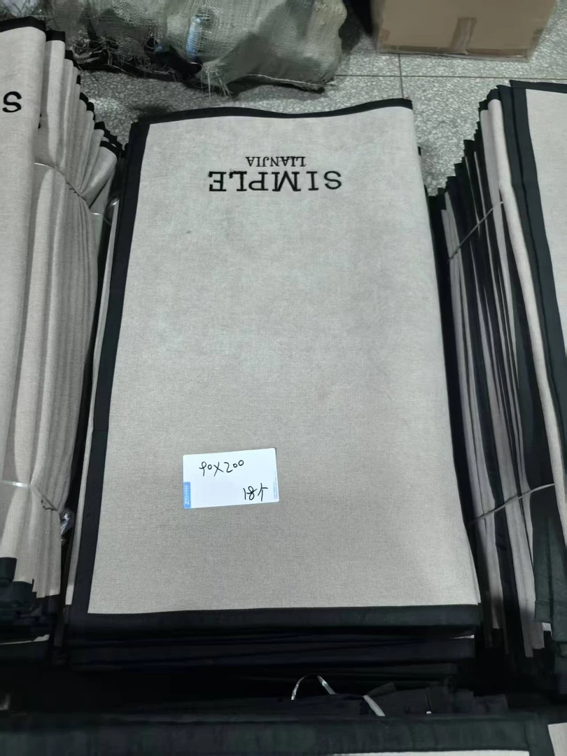 《厚广家》4楼90×200卡其色雪尼尔绣花防滑透气沙发垫 发1张