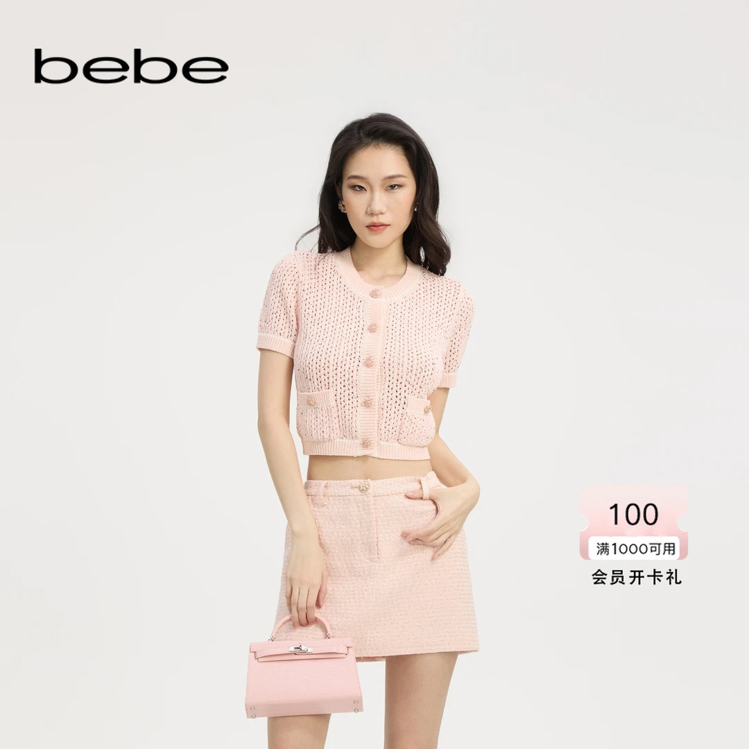 bebe2025夏季新款女士纽扣饰挑孔沙漠粉短袖圆领针织开衫230407