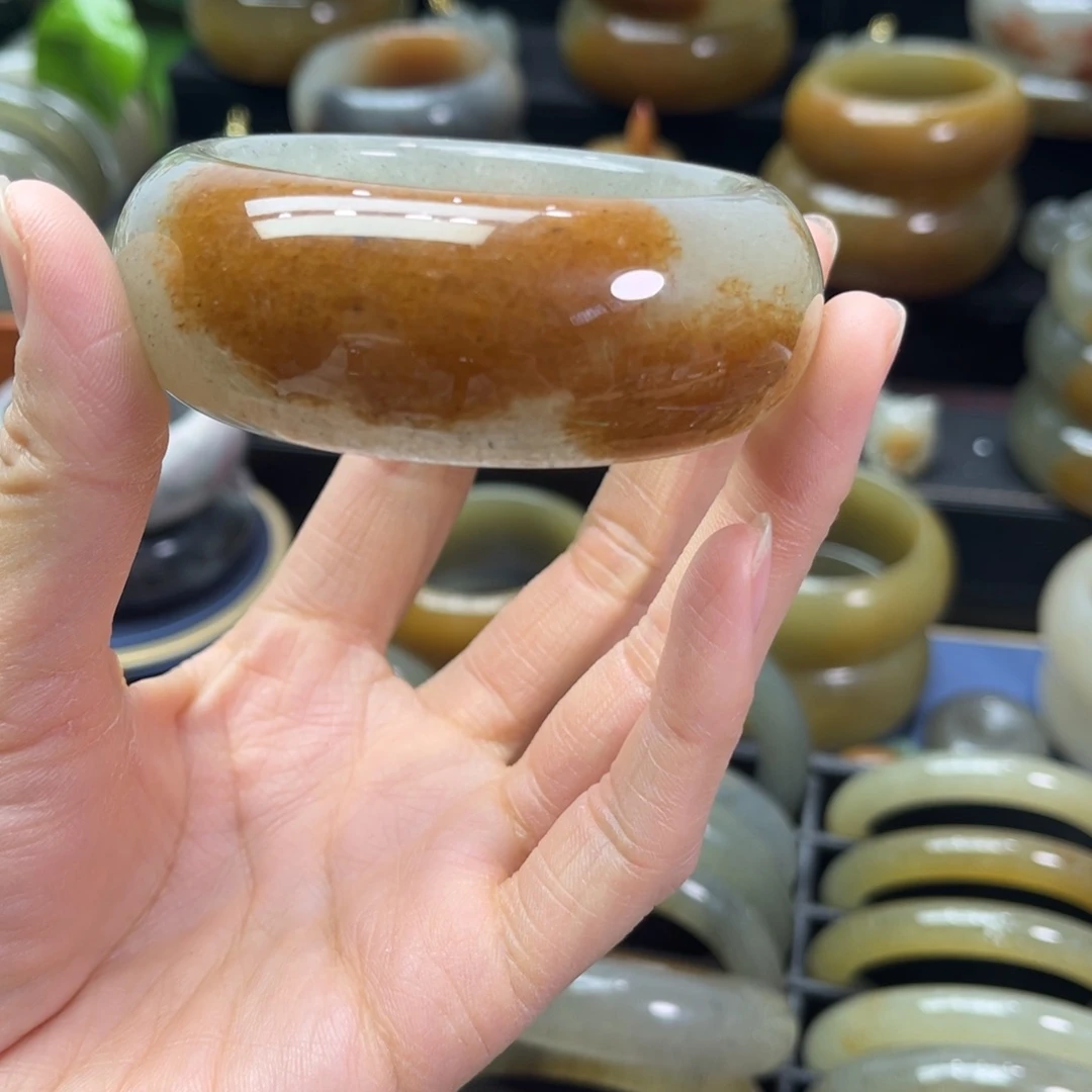 娜****石英质玉未镶嵌手镯