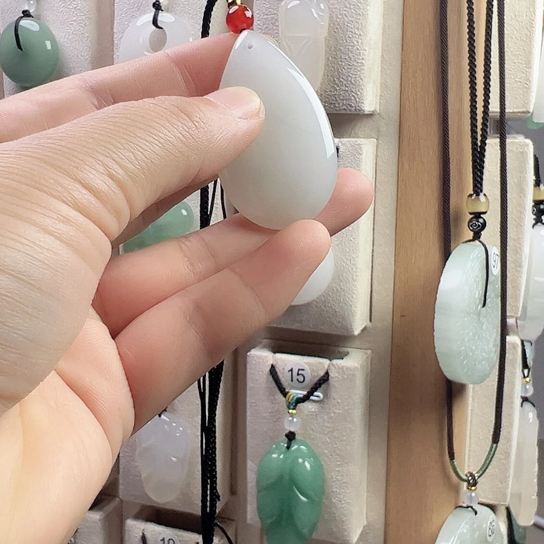 石英质玉未镶嵌颈饰