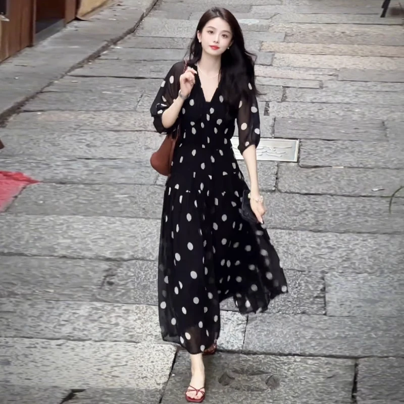 2025波点V领连衣裙女夏季新款高级感时尚洋气收腰显瘦雪纺长裙子