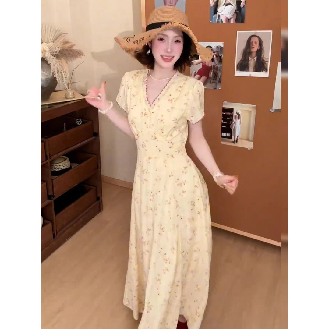 2025纯欲气质V领小岛蔷薇碎花显瘦小众设计感连衣裙