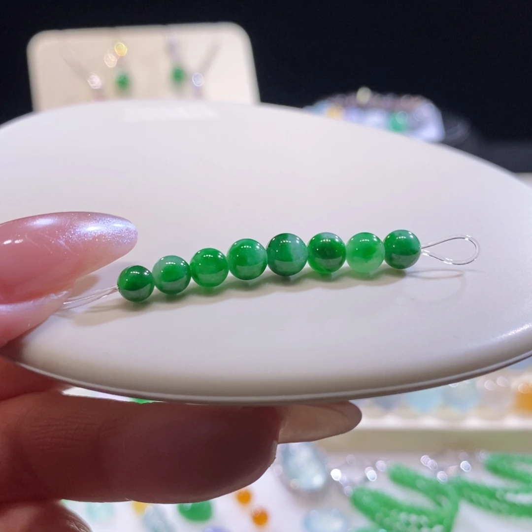 翡翠未镶嵌颈饰翡翠辣绿小珠多样性发其一