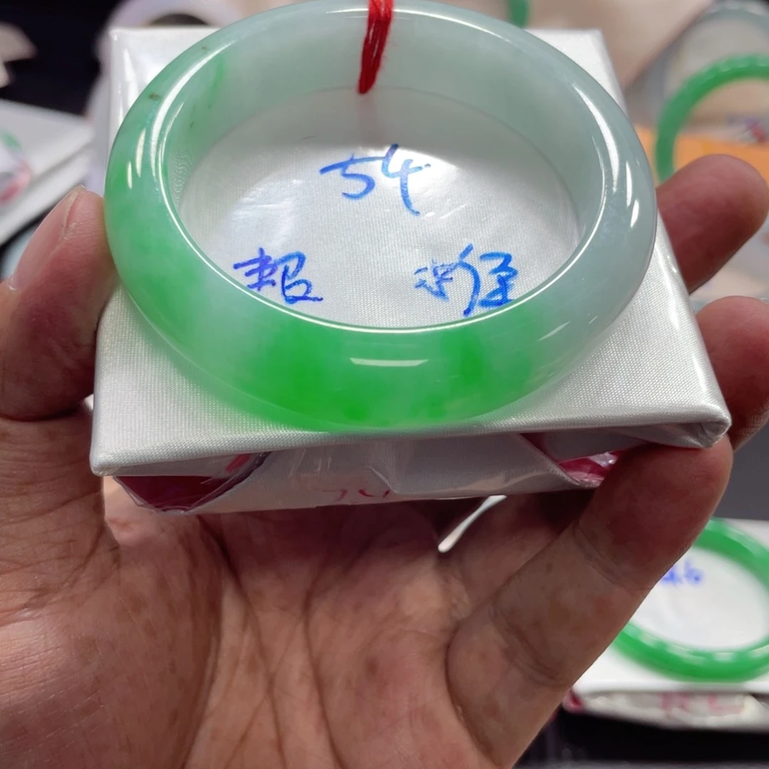 翡翠手镯未镶嵌翡翠