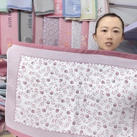 棉特价酒红色果实累累