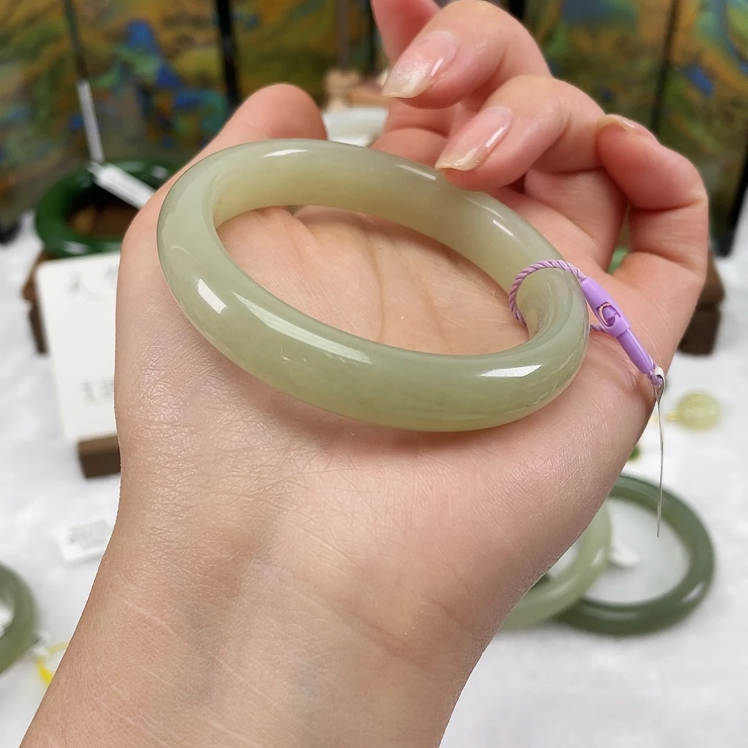 和田玉未镶嵌手镯