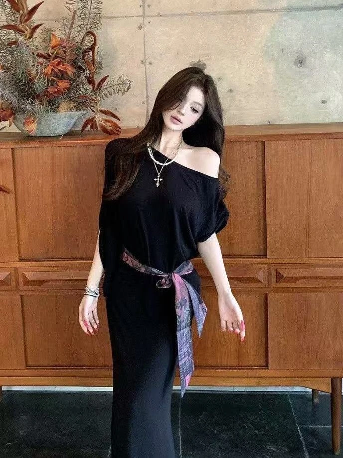 黑色斜肩短袖连衣裙不规则设计感纯欲风修身显瘦包臀夏季女士长裙