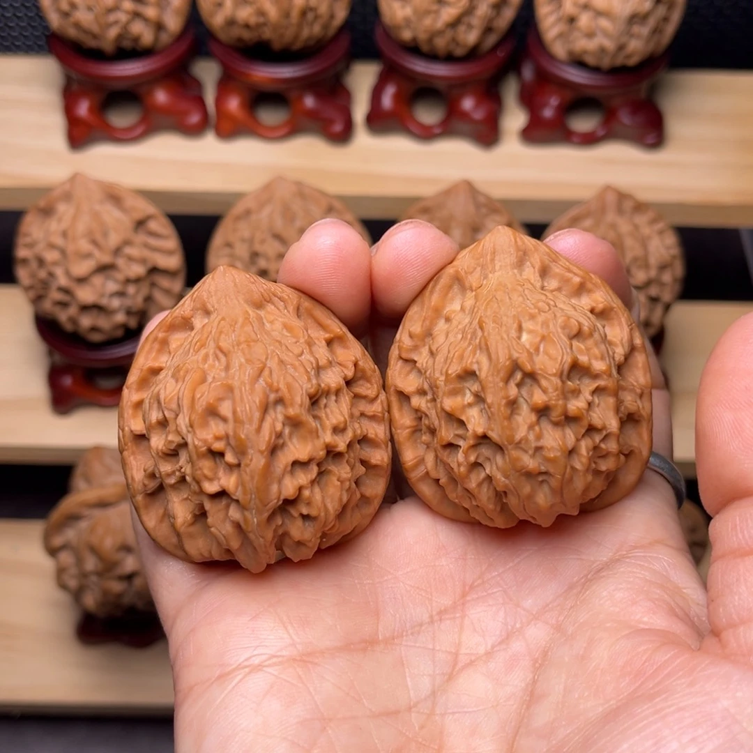 文玩核桃吊坠红狮子