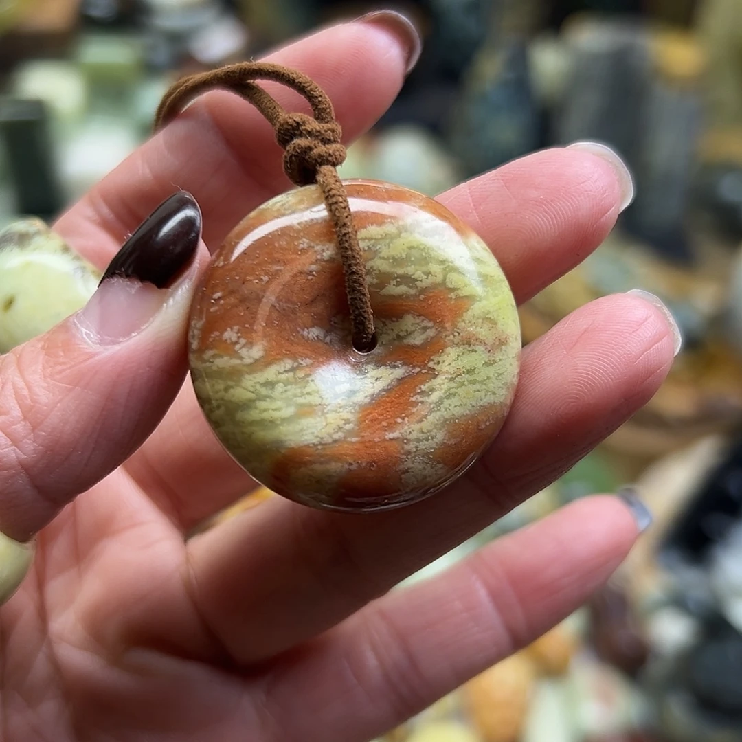 岫玉未镶嵌颈饰辽阳料扣子有点皮