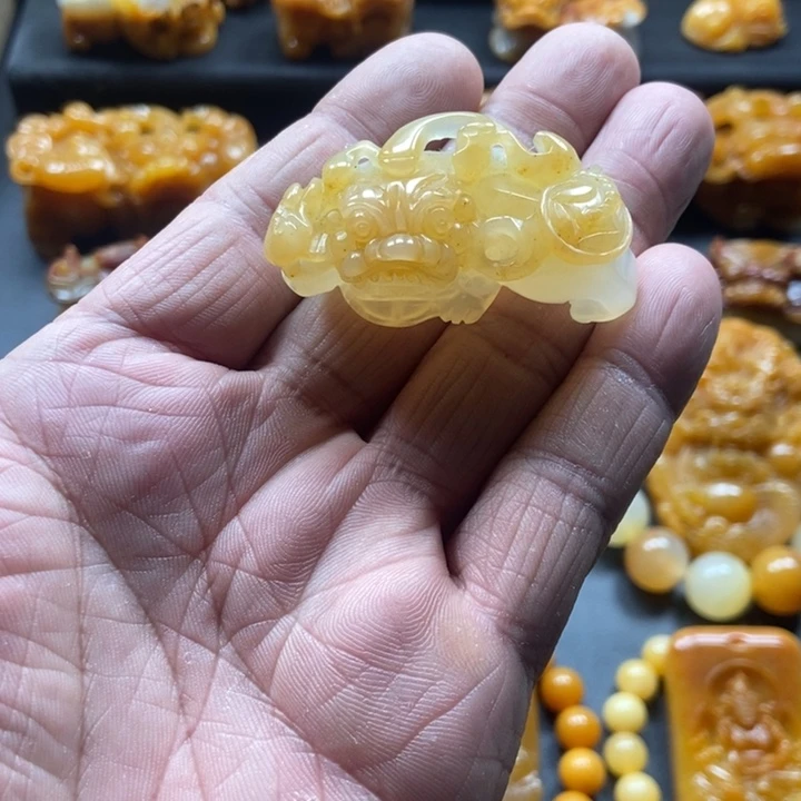 石英质玉（黄龙玉）未镶嵌颈饰