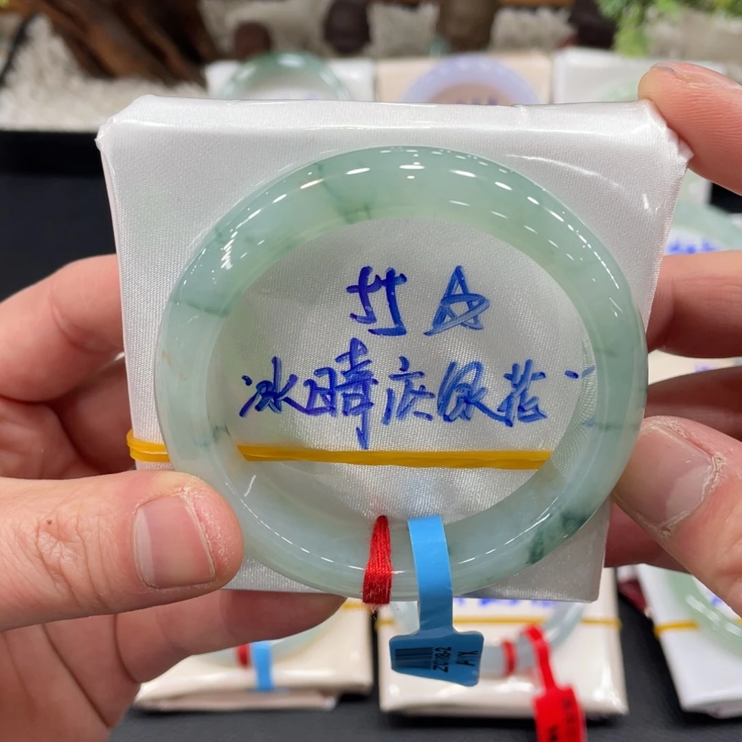 翡翠手镯未镶嵌翡翠