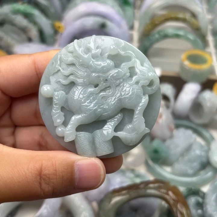 翡翠未镶嵌颈饰麒麟吊坠