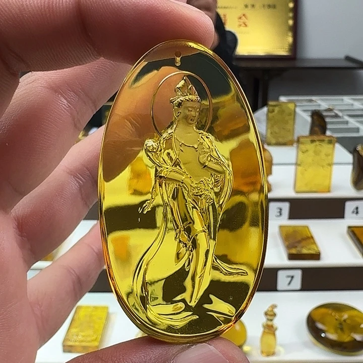 琥珀未镶嵌颈饰站观天下