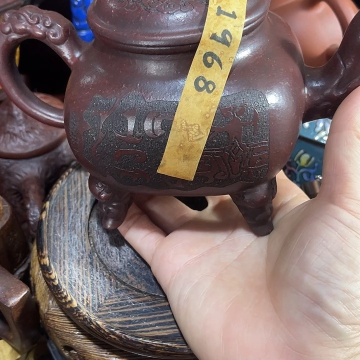 茶壶紫砂原矿泥料手工制作的一把紫砂壶。