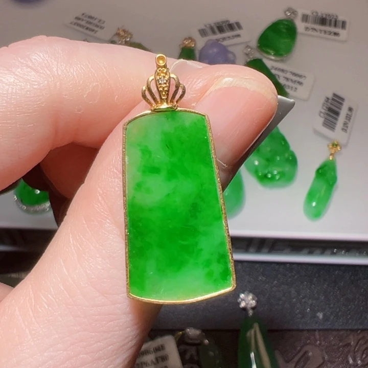 颈饰18K金镶嵌翡翠