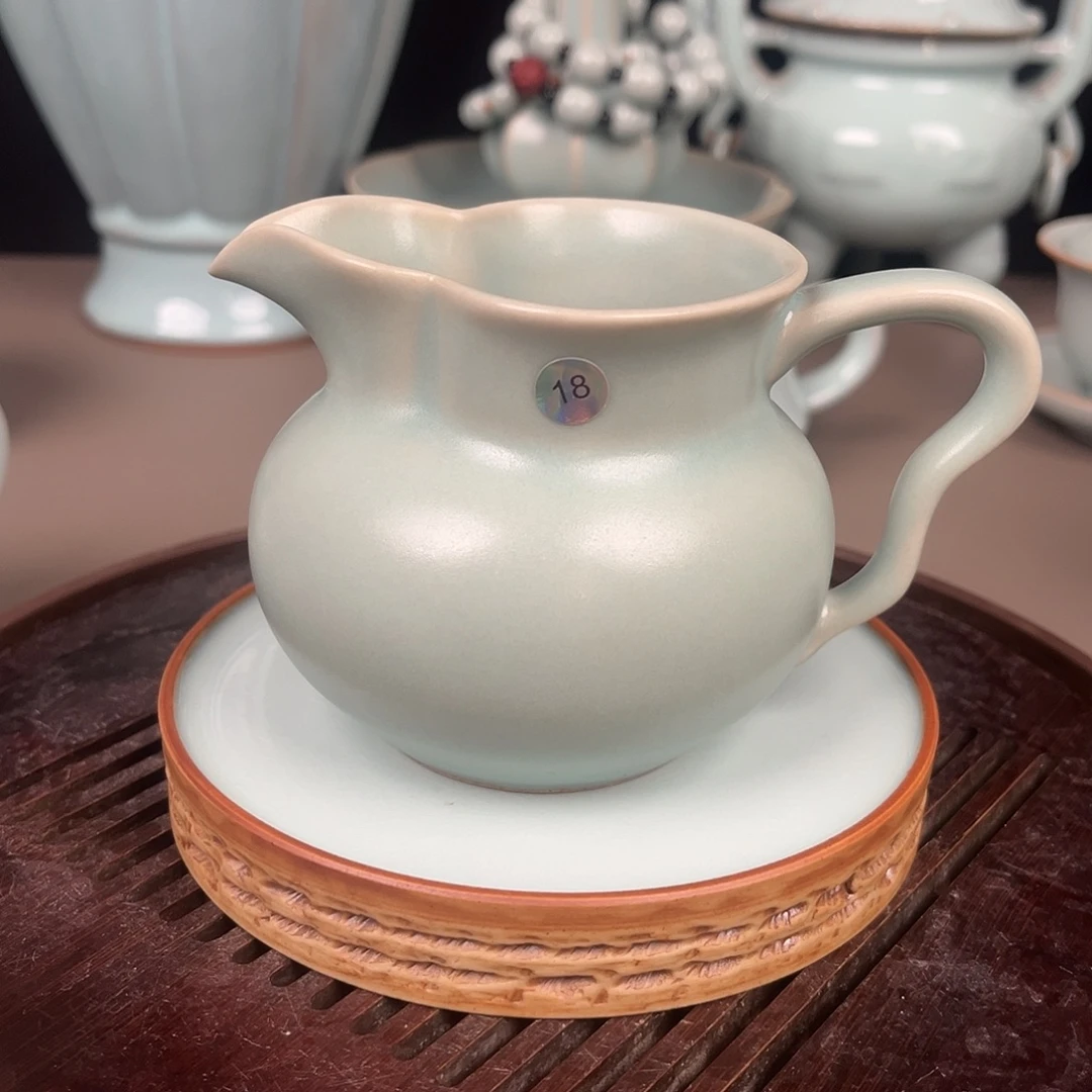 仿古釉水等工艺而闻名