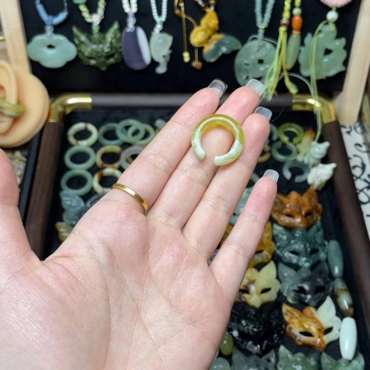 蛇纹石玉未镶嵌颈饰耳骨夹