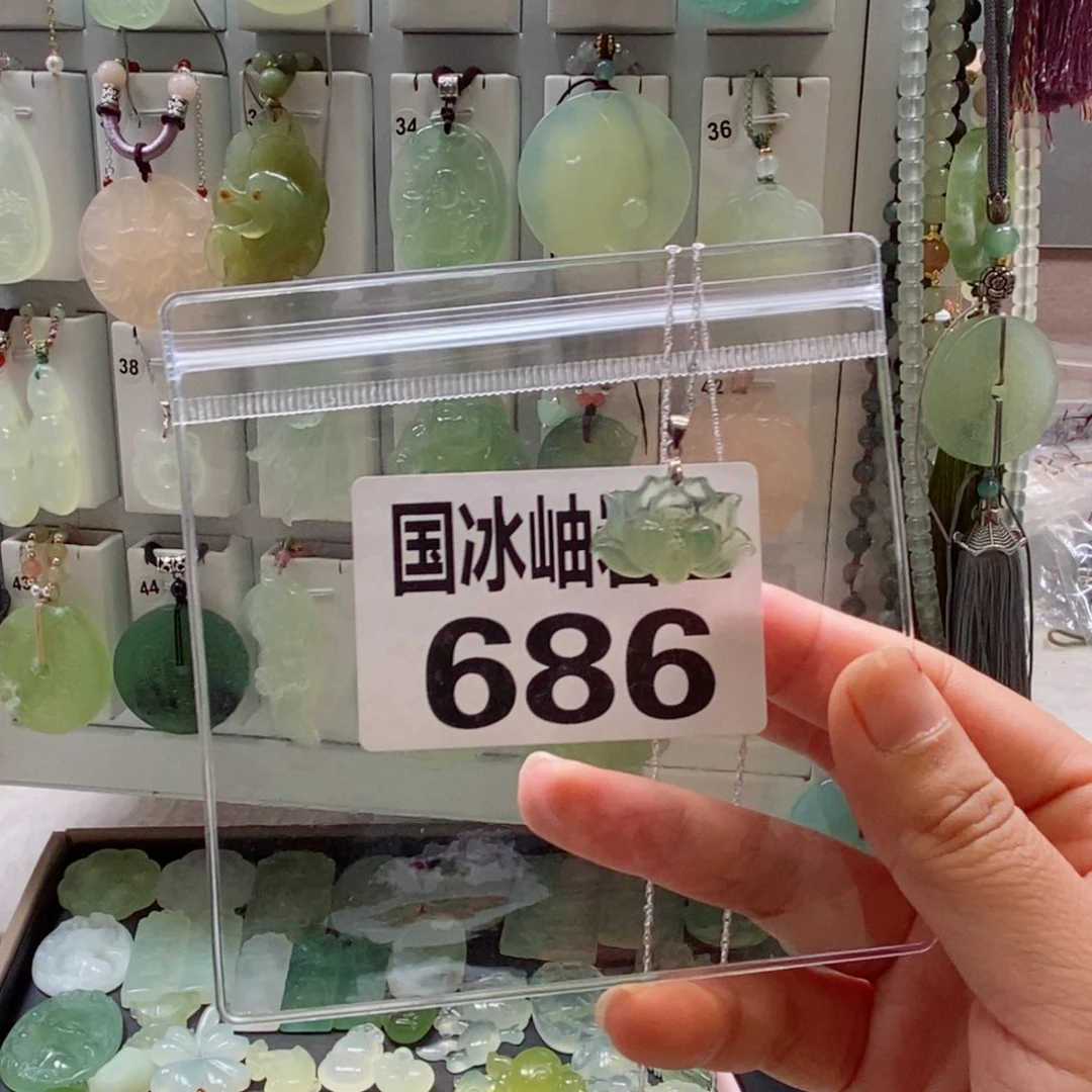 迥***.蛇纹石玉未镶嵌颈饰
