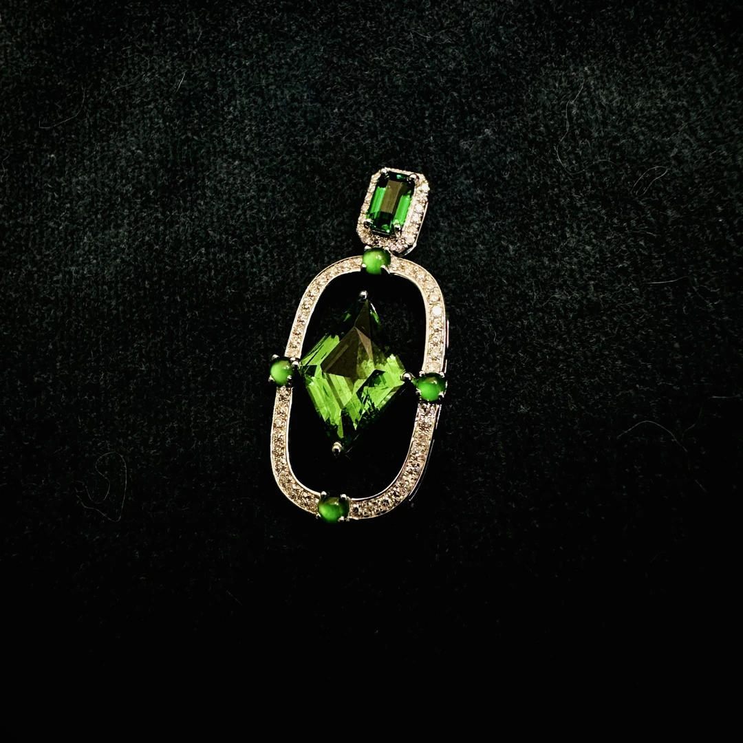 18K金伴钻镶嵌天然沙弗莱2.57ct配高冰绿翡翠吊坠