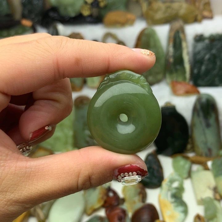 透闪石质玉挂件未镶嵌玲*