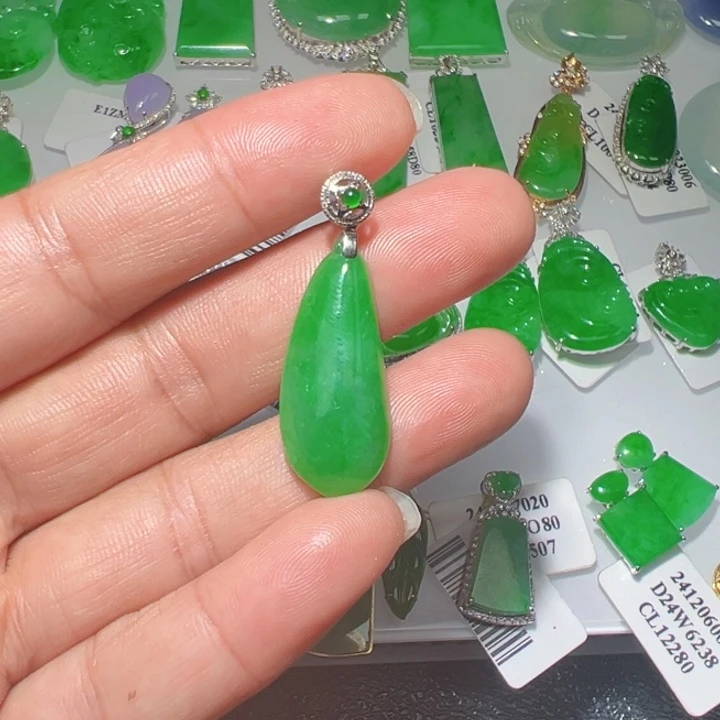 18K金镶嵌挂件翡翠