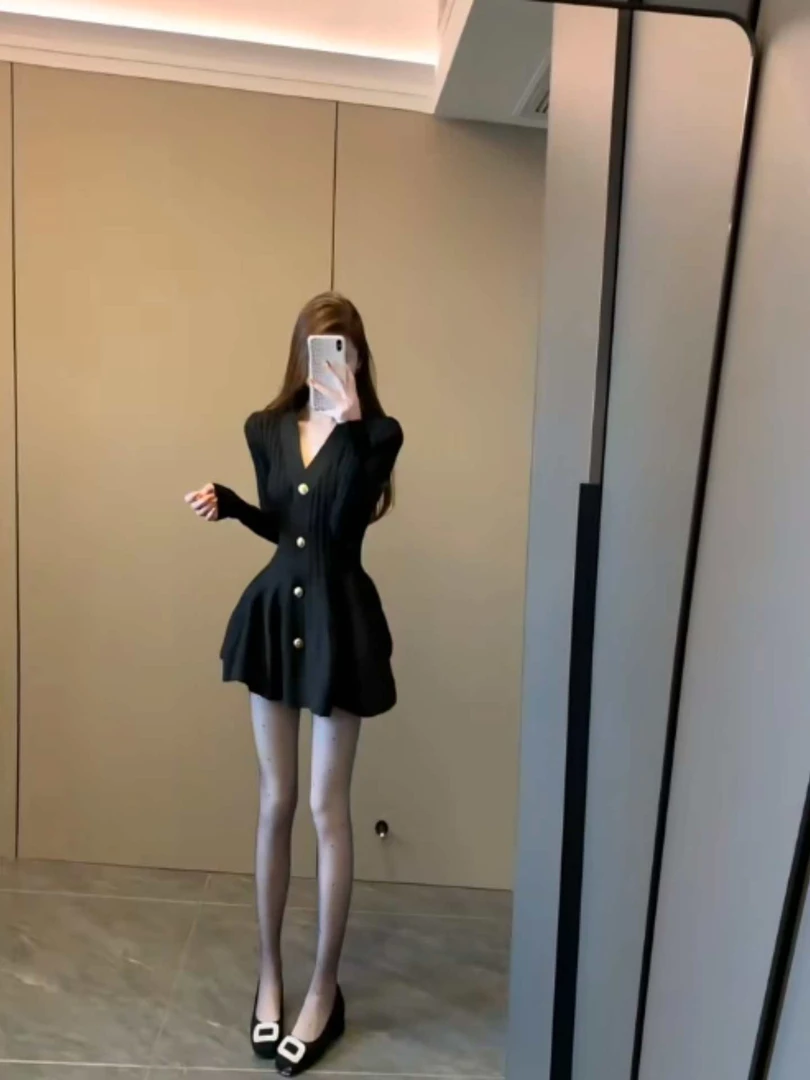 V领A字裙连衣裙学院风黑色针织裙小香风女装女神洋气