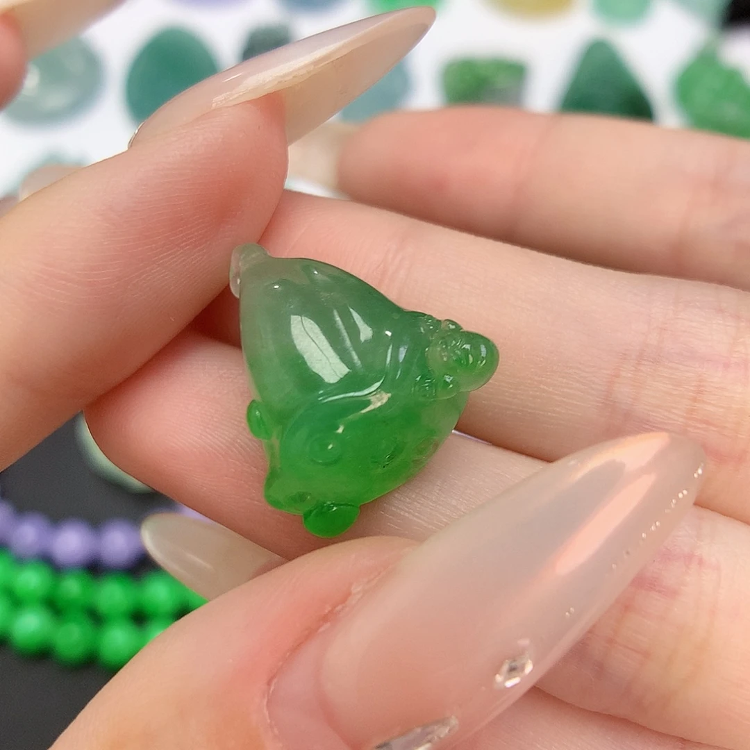 翡翠未镶嵌颈饰莲蓬