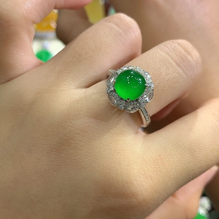 翡翠18K金镶嵌颈饰蛋面