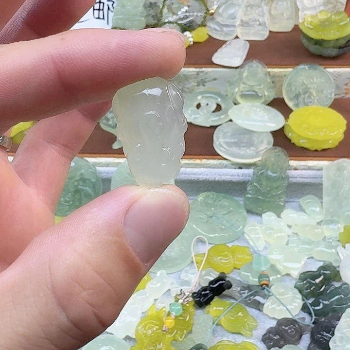 蛇纹石玉未镶嵌颈饰