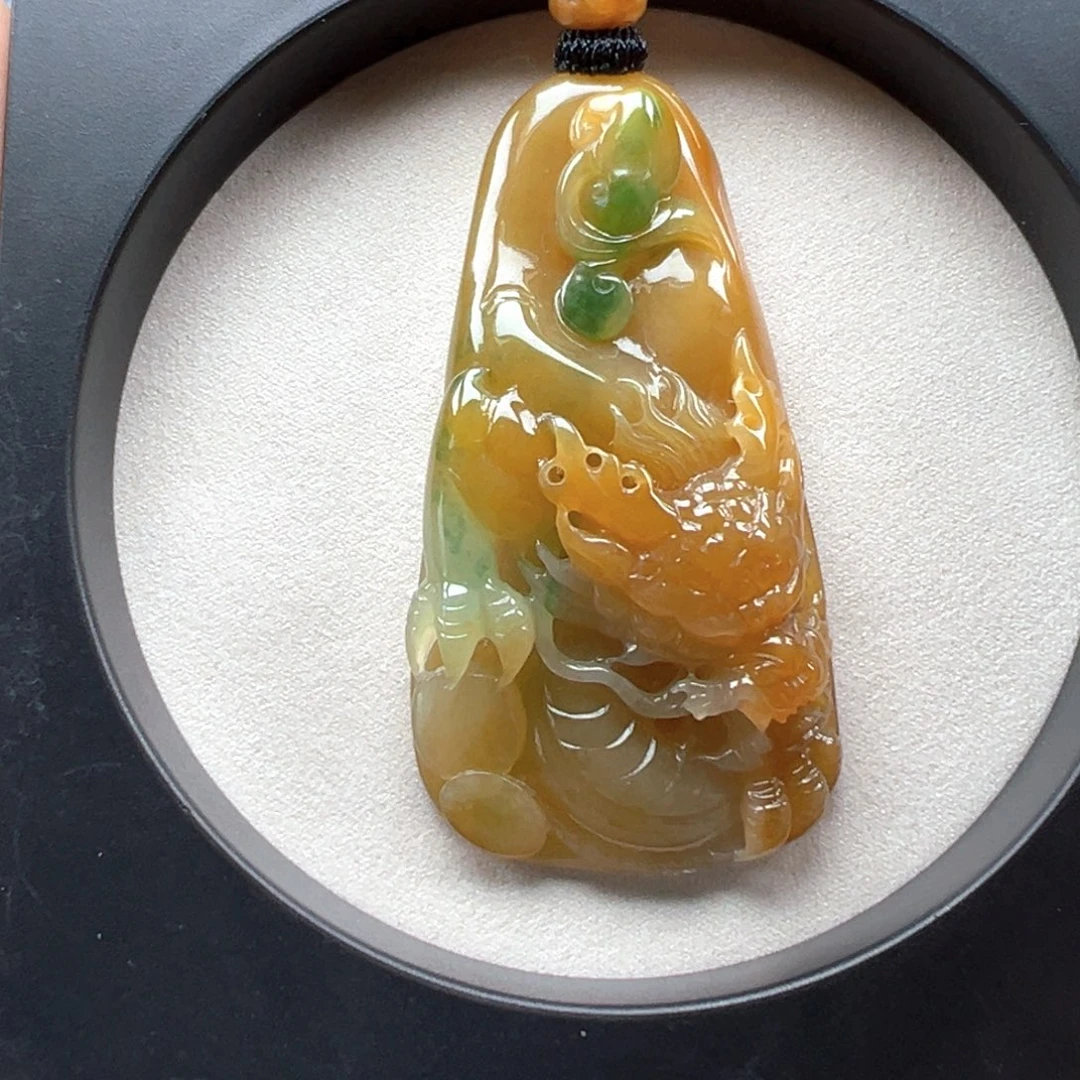 翡翠未镶嵌颈饰龙