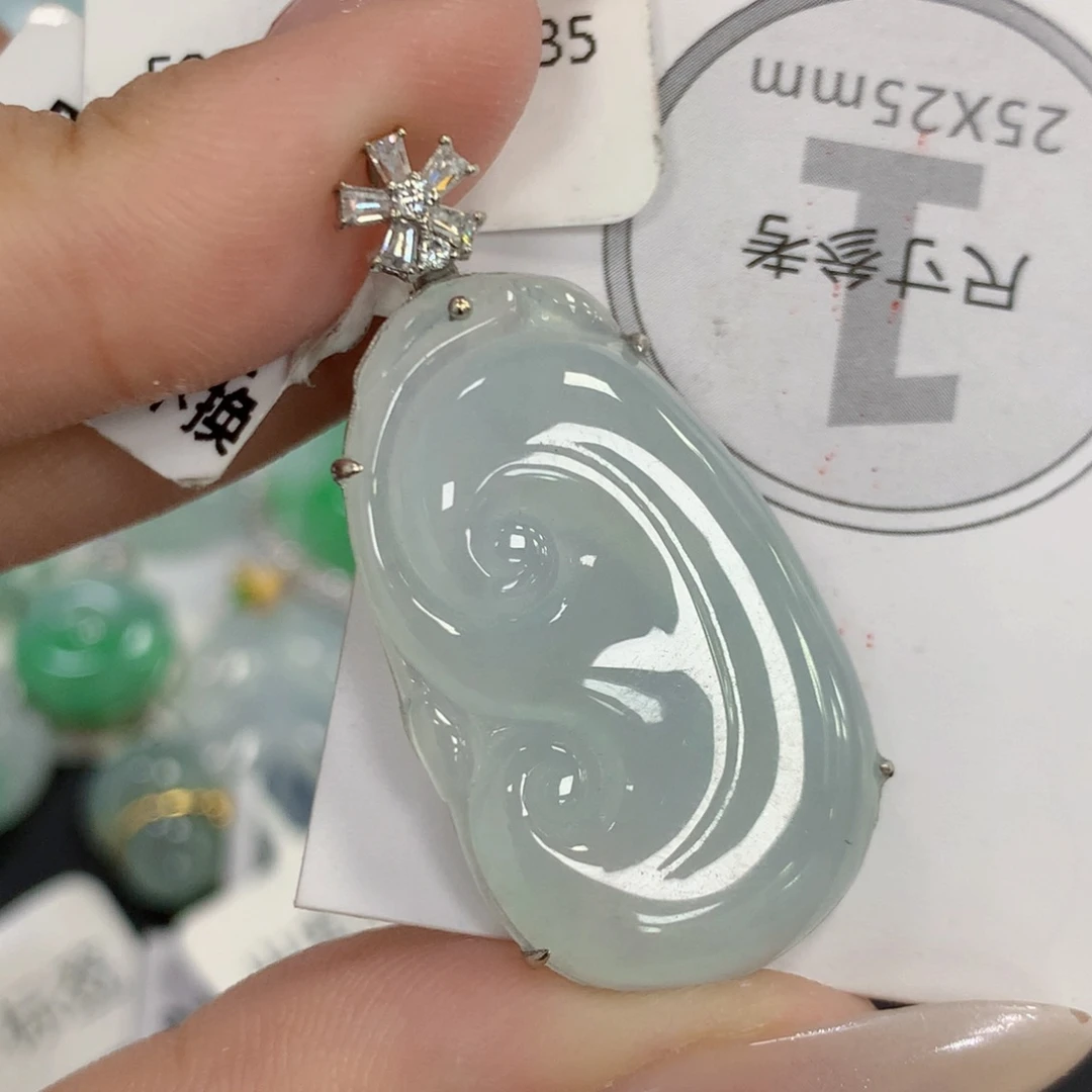 颈饰18K金镶嵌翡翠