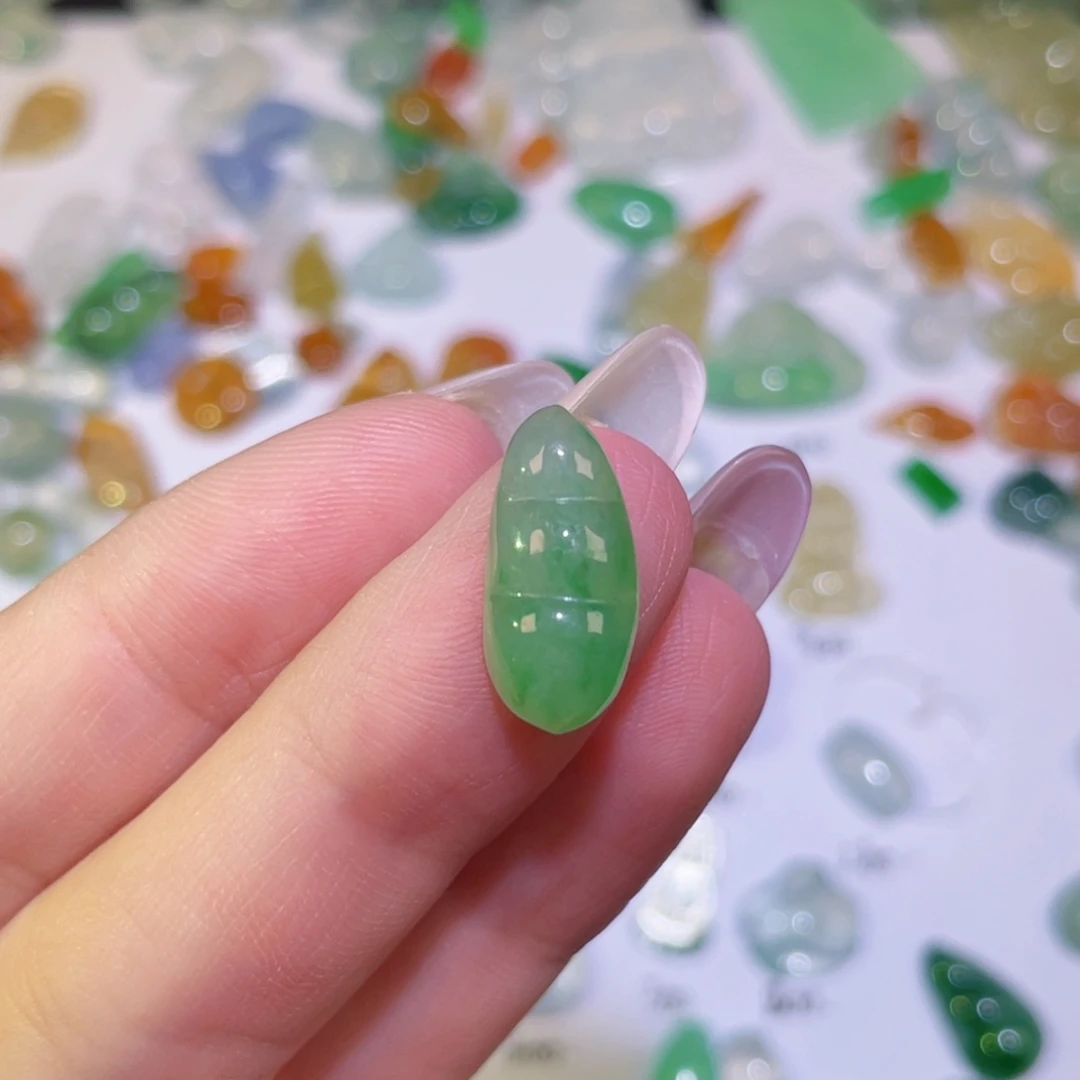 颈饰未镶嵌翡翠裸石