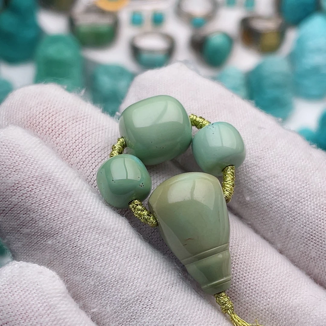 绿松石未镶嵌颈饰