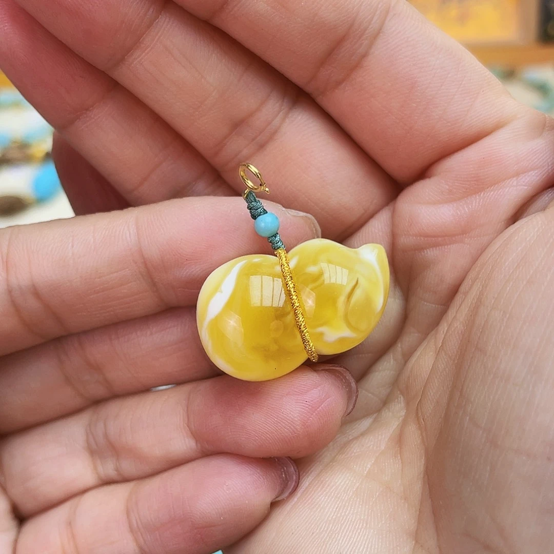 蜜蜡吊坠(不含链)18K金镶嵌猫****是