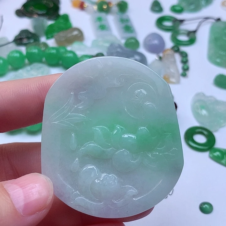 翡翠未镶嵌颈饰牌子