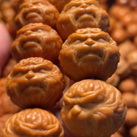 猴头核桃手串风****上舞台